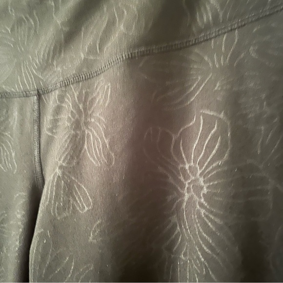 Old Navy go dry leggings - Picture 2 of 4